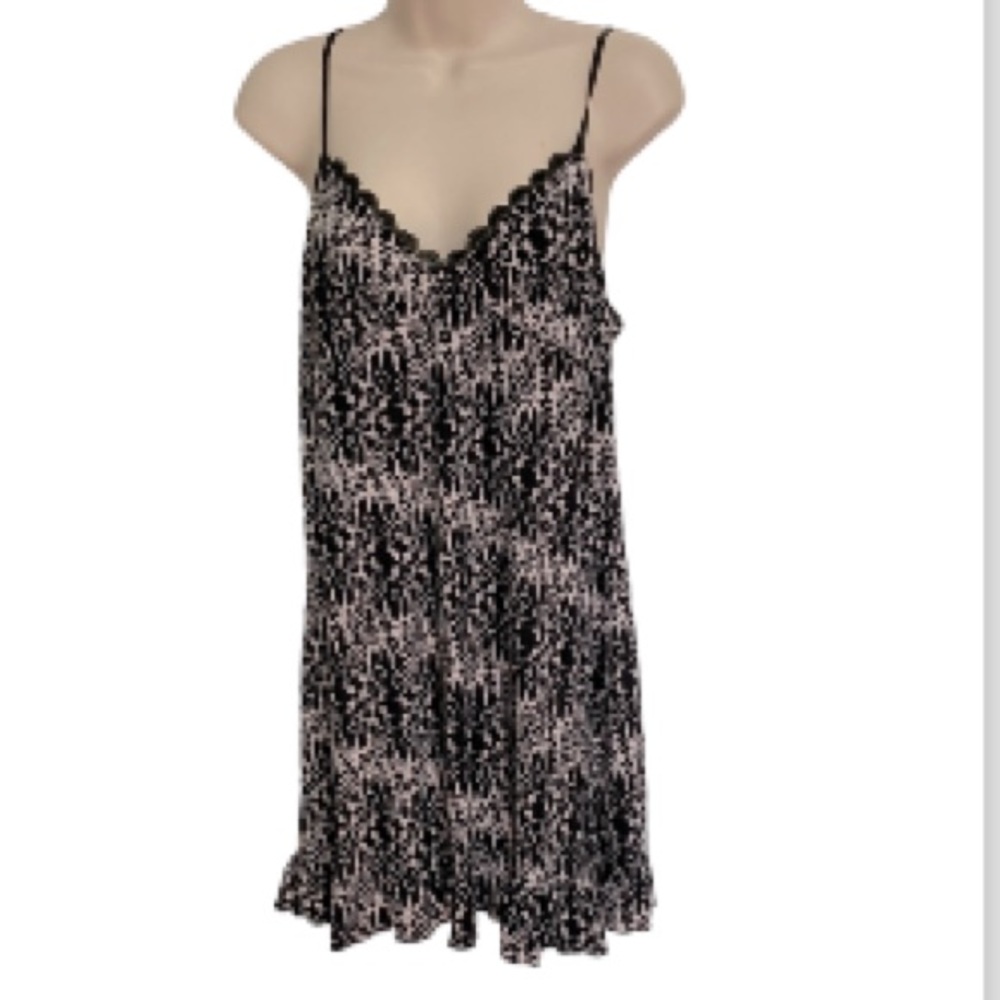SWIRLS Black and White Horizontal Geometric Pattern Lace Ruffled Nightgown Large